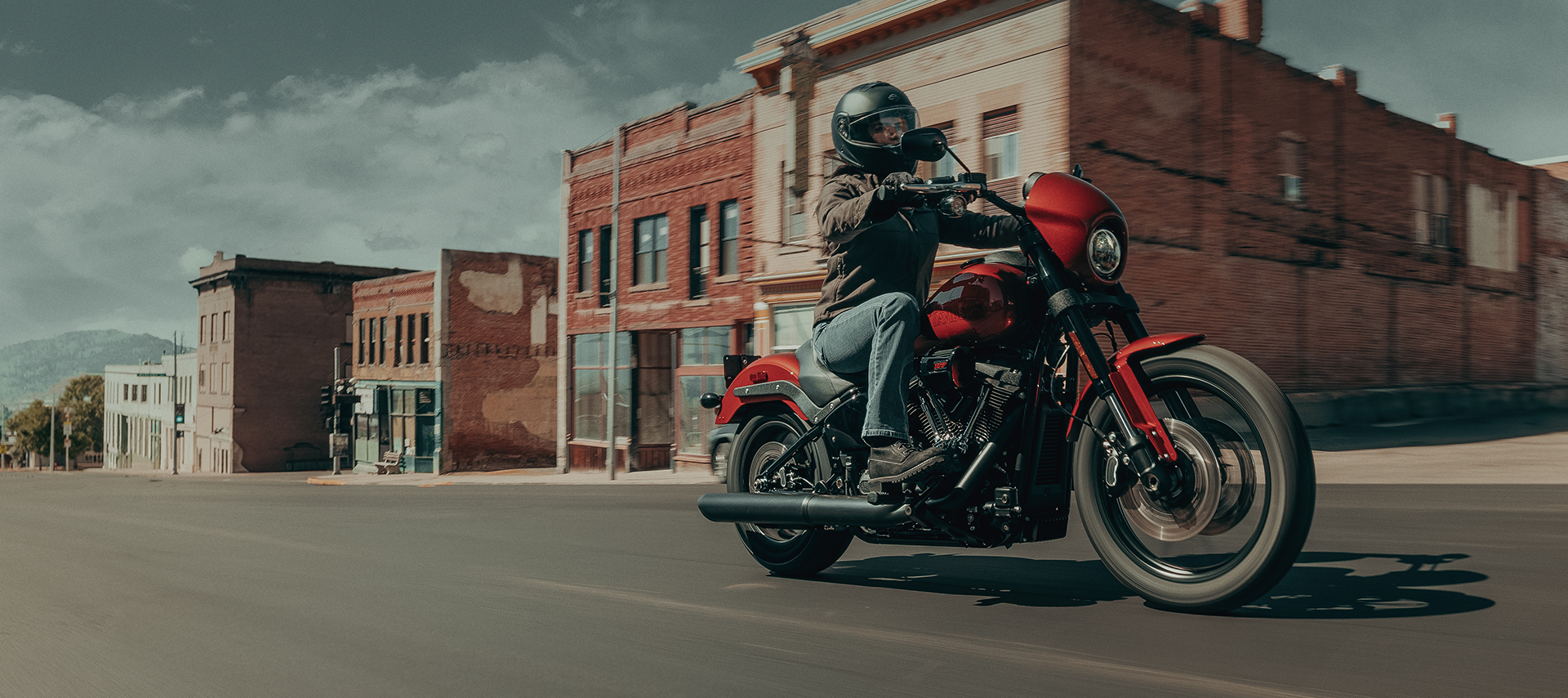 ภาพขณะขับขี่มอเตอร์ไซค์ Cruiser ปี 2025